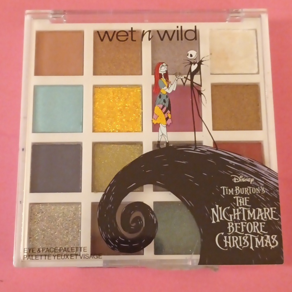 🖤 The Night Before Christmas x Wet and Wild eye/ face palette